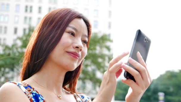 Mulher usando telefone inteligente — Vídeo de Stock