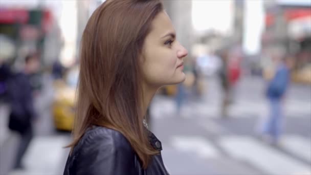 Mujer caminando por la calle de la ciudad — Vídeo de stock