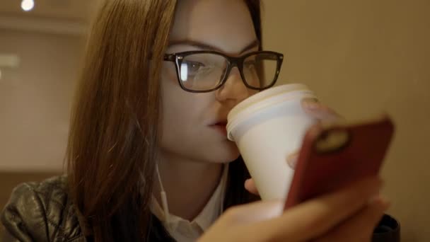 Mujer usando teléfono inteligente — Vídeo de stock