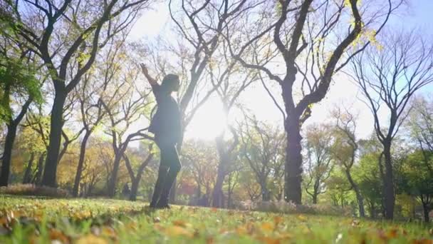 Woman enjoying autumn in park — Stock Video