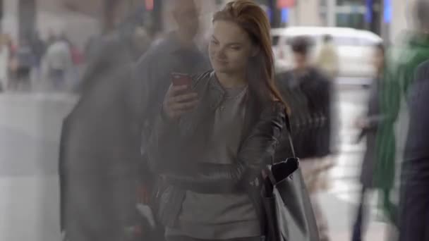 Woman texting on smart phone — Stock Video