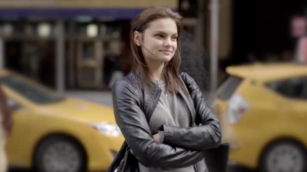 Brunette standing on the sidewalk — Stock Video