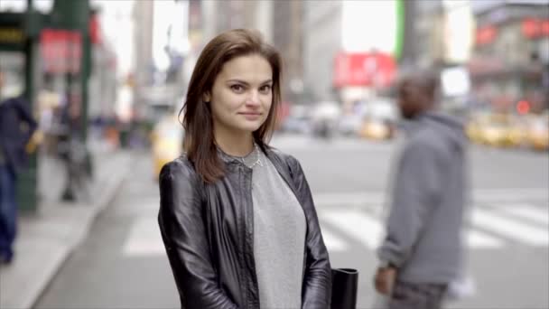 Mujer atractiva en la ciudad — Vídeo de stock