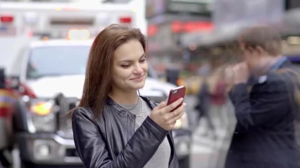 Mensajes de la mujer en el teléfono inteligente — Stockvideo