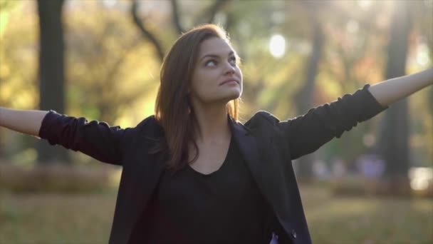 Mujer disfrutando de otoño en parque — Vídeos de Stock