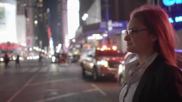 Frau läuft durch die Stadt — Stockvideo