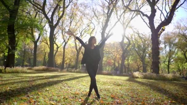 Žena se těší slunečný podzim — Stock video