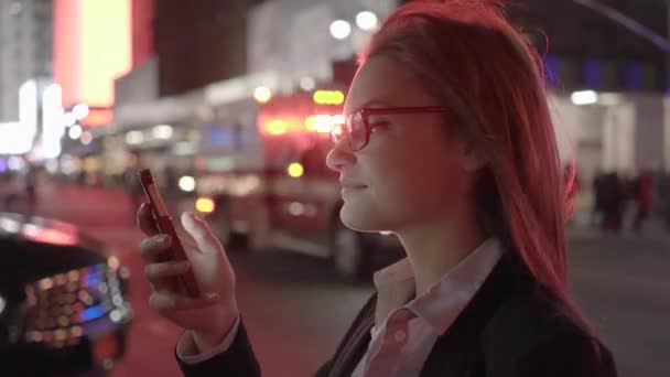 Mensajes de la mujer en el teléfono inteligente — Stockvideo