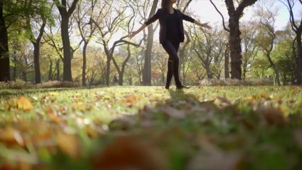 Woman enjoying sunny autumn — Stock Video