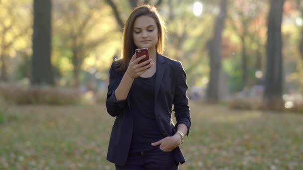 Femme profiter du soleil météo — Video