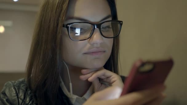 Mujer usando teléfono inteligente — Vídeos de Stock