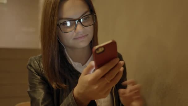 Mujer usando teléfono inteligente — Vídeo de stock