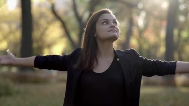 Женщина наслаждается осенью в парке — стоковое видео