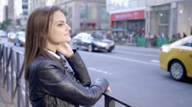 kaldırımda esmer ayakta