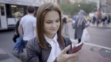 akıllı telefon üzerinde kadın manifatura