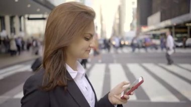 akıllı telefon üzerinde kadın manifatura