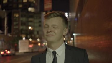 adam açık havada tablet kullanma