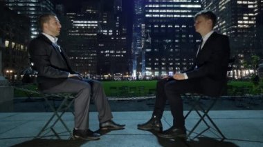 şehir parkında oturan işadamları