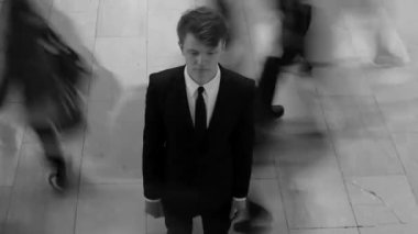 halka açık bir yerde duran işadamı