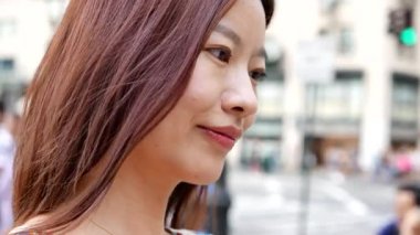 Akıllı telefon kullanan kadın