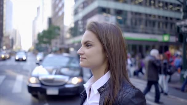 Vrouw lopen door de stad straat — Stockvideo