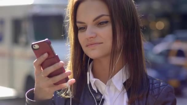 Mensajes de la mujer en el teléfono inteligente — Stockvideo