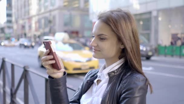 女人在智能手机上的短信 — 图库视频影像