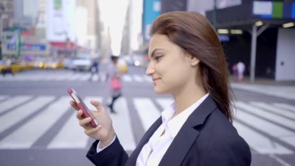 Mensajes de la mujer en el teléfono inteligente — Stockvideo