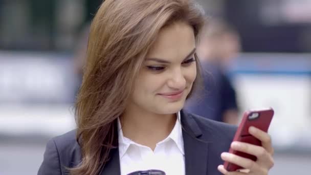 Mensajes de la mujer en el teléfono inteligente — Stockvideo