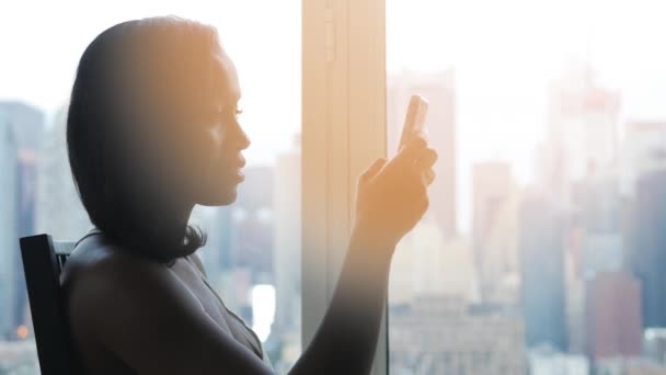 Mulher mensagens de texto no telefone inteligente — Vídeo de Stock