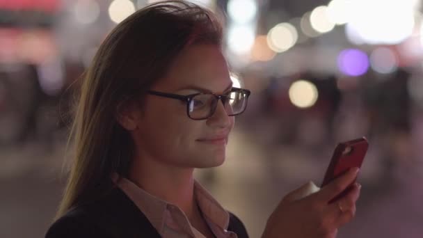 Kvinna textning på smart telefon — Stockvideo