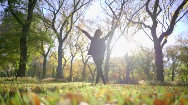 女人享受阳光明媚的秋天 — 图库视频影像