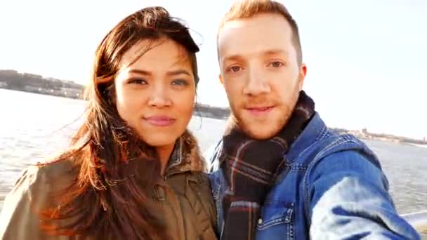 Par med en selfie utomhus — Stockvideo