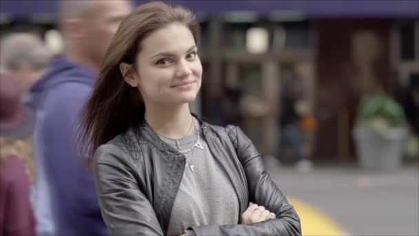 Mujer atractiva en la ciudad — Vídeo de stock