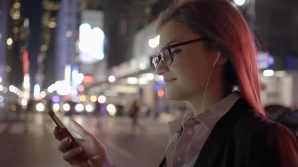 Mensajes de la mujer en el teléfono inteligente — Stockvideo