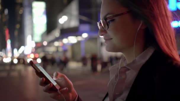 Kvinna textning på smart telefon — Stockvideo