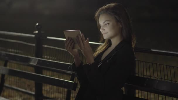 Mujer leyendo en la tableta pc — Vídeos de Stock