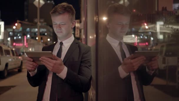 Hombre usando tableta al aire libre — Vídeos de Stock