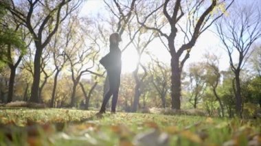 kadının güneşli sonbahar