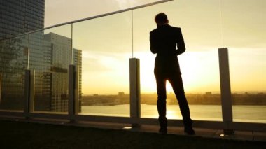 İş adamı telefonda konuşuyor.