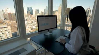 Ofiste çalışan iş kadını.