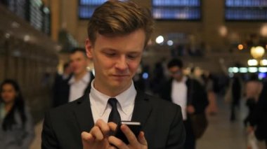 akıllı telefon üzerinde işadamı manifatura