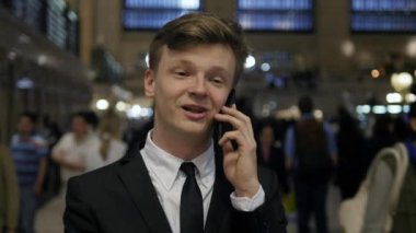 İş adamı telefonda konuşuyor.