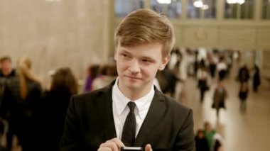 akıllı telefon üzerinde işadamı manifatura