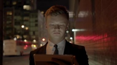 adam açık havada tablet kullanma