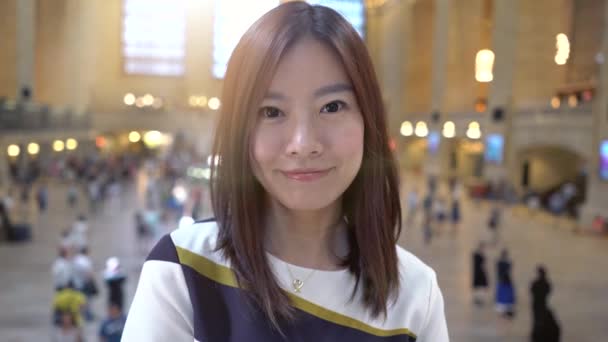Portret van een Aziatische vrouw — Stockvideo