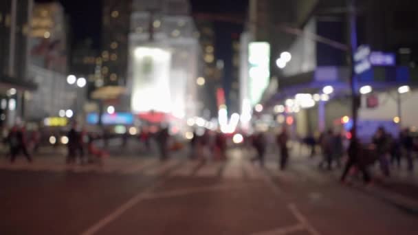 Şehirde yürüyen bir kadın. — Stok video