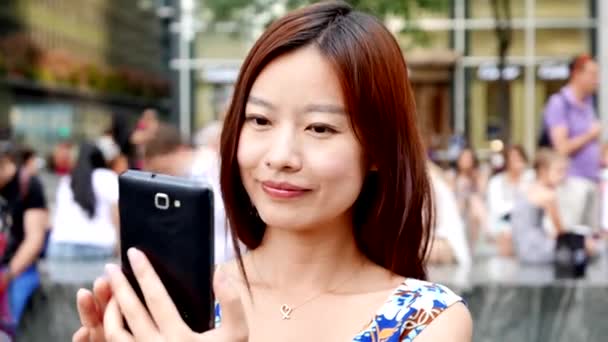 Femme utilisant un téléphone intelligent — Video