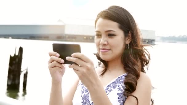 Mujer usando teléfono inteligente — Vídeos de Stock