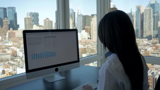 Mujer trabajando en la computadora — Vídeo de stock